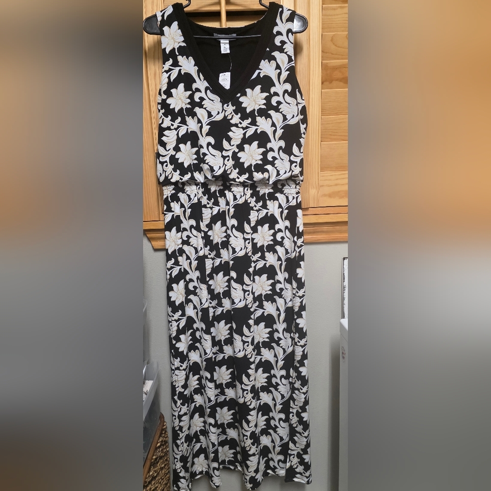White House Black Market Black & White Floral V-Neck Maxi Dress